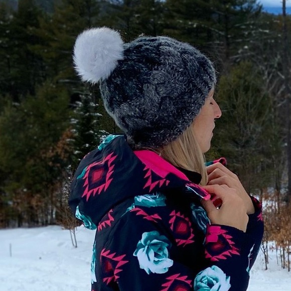 Women’s Cable Knit Beanie - Picture 2 of 4